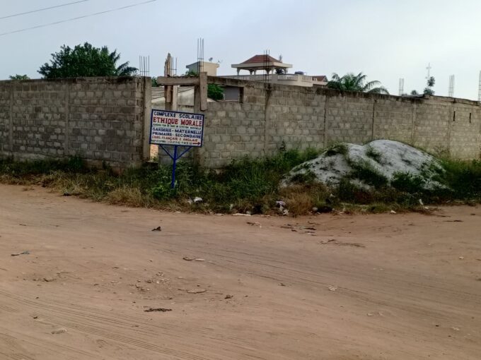 PARCELLE CLÔTURÉE ANGL RUE 507M² -GOUDRON ZOPAH – 25 M