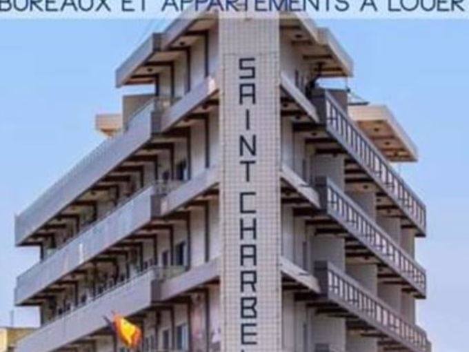 EN LOCATION IMMEUBLE R+4 AVEC SOUS-SOL AU BORD GOUDRON GANHI À 5000F